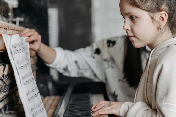 Mokinės grojančios pianinu nuotrauka