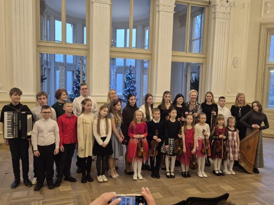 Akordeono, smuiko ir kanklių muzikos Kalėdinis koncertas Trakų Vokės dvare